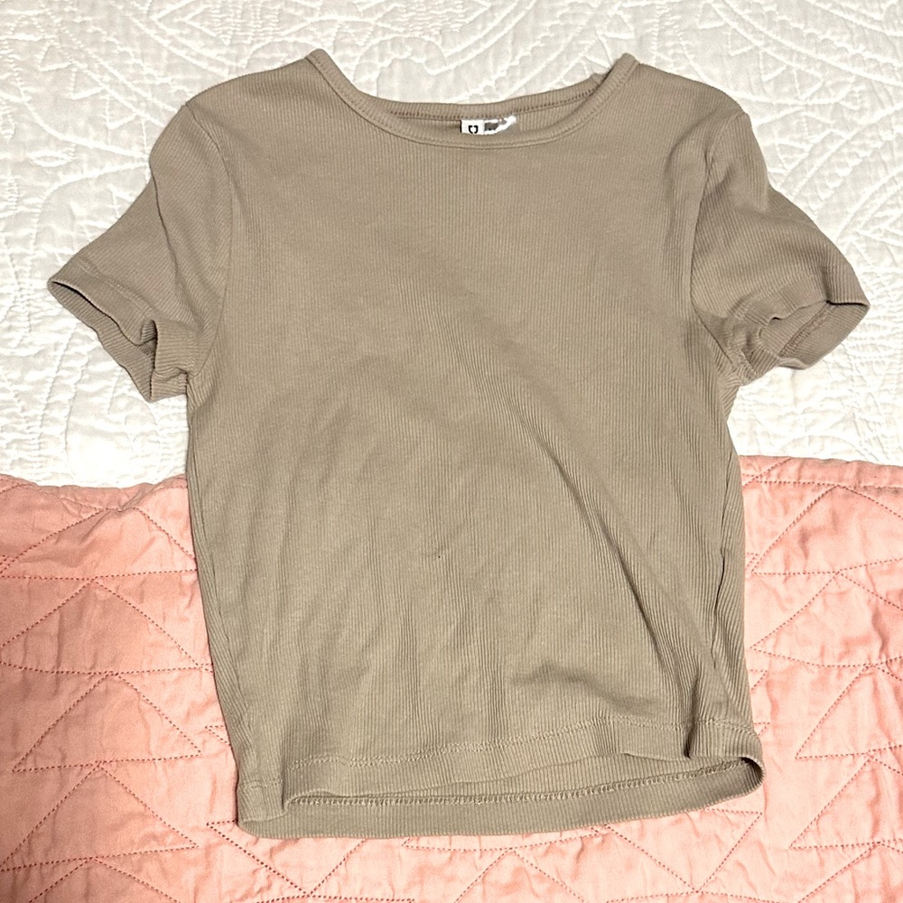 Beige baby tee, ridged lines going through it, good condition, h&m